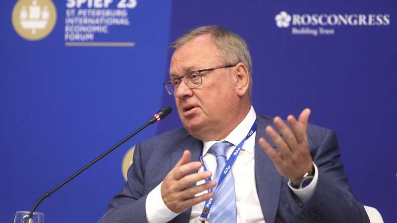 Костин отреагировал на сообщения о возможной заморозке вкладов