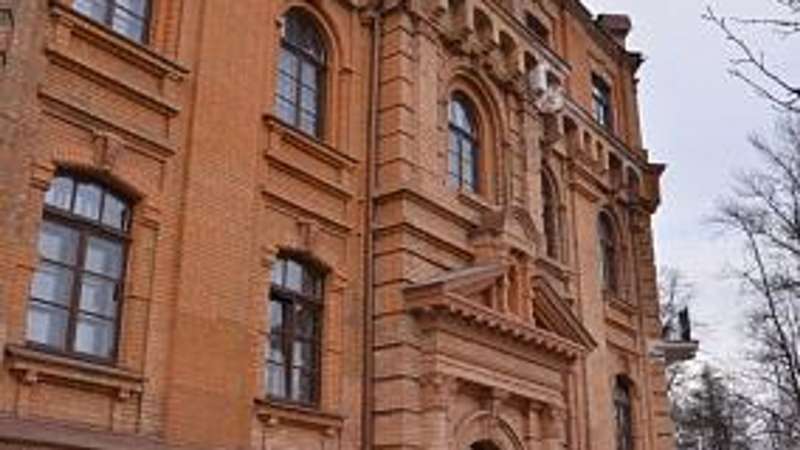 Кыргызстан подал иск к России из-за проблем с полисом медстрахования для семей мигрантов