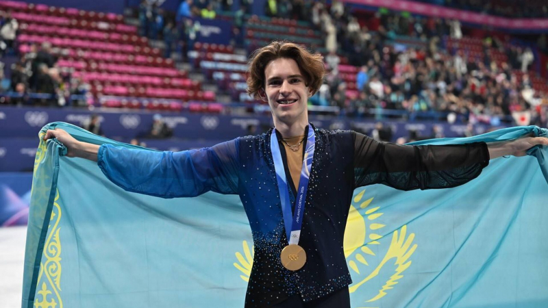 Михаил Шайдоров передал костюм с Олимпиады-2026 в Олимпийский музей