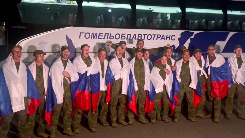 Минобороны РФ показало видео с вернувшимися из плена российскими военными