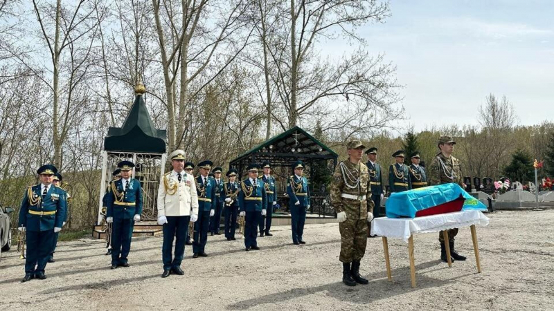 Недавно найденные останки погибшего в ВОВ воина из Казахстана захоронили в ВКО