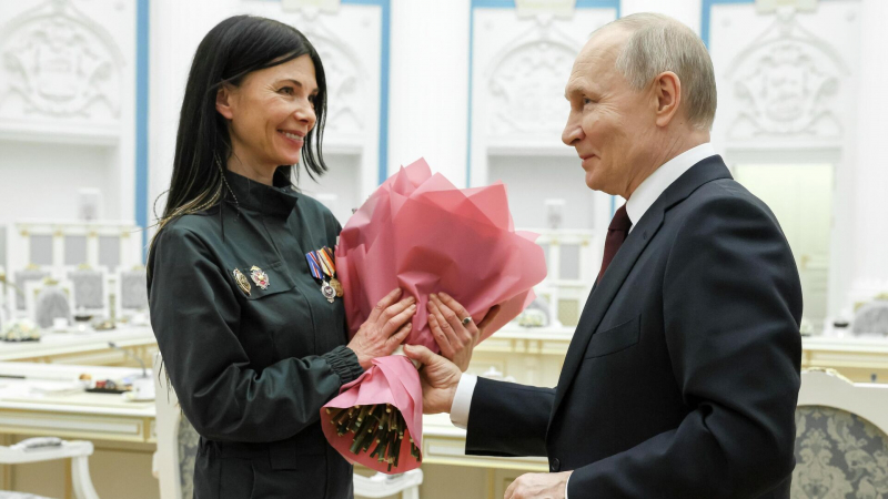 Путин поздравил участниц СВО с Международным женским днем
