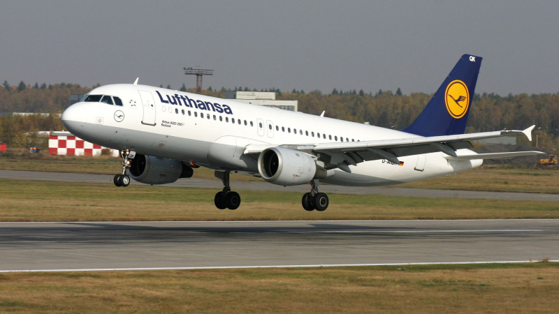 Самолет авиакомпании Lufthansa задели в аэропорту Алматы