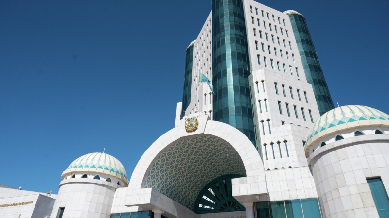 Сенат Казахстана принял поправки о запрете пропаганды ЛГБТ* и педофилии