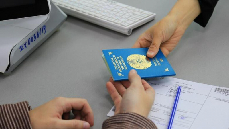 Старые паспорта казахстанцев будут изымать при оформлении новых - МВД