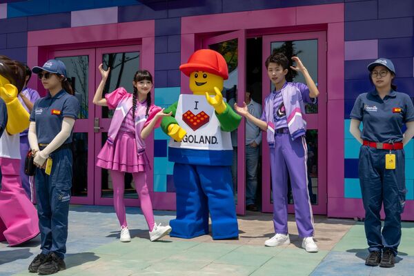 В Шанхае открывается самый большой Legoland в мире. Фото