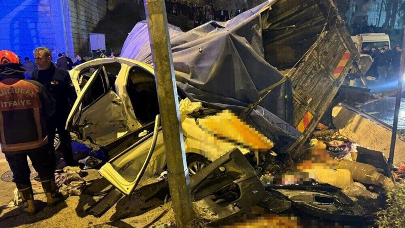 В Турции грузовик с неисправными тормозами врезался в шесть автомобилей и упал с моста
