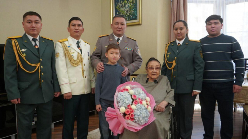 Военные в Алматы поздравили Бибигуль Тулегенову с днем рождения