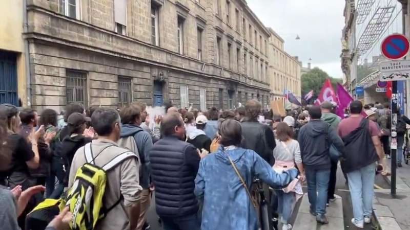 Во Франции тысячи активистов вышли на демонстрации против нового премьера