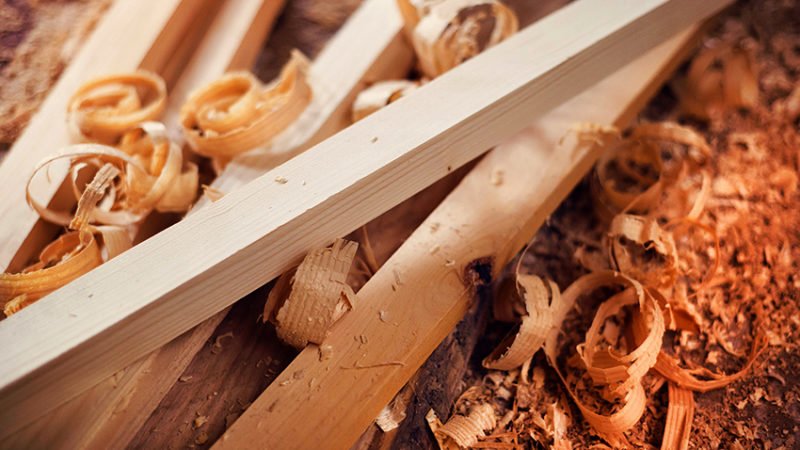 Шлифовка древесины с помощью щетки или барабана для браширования