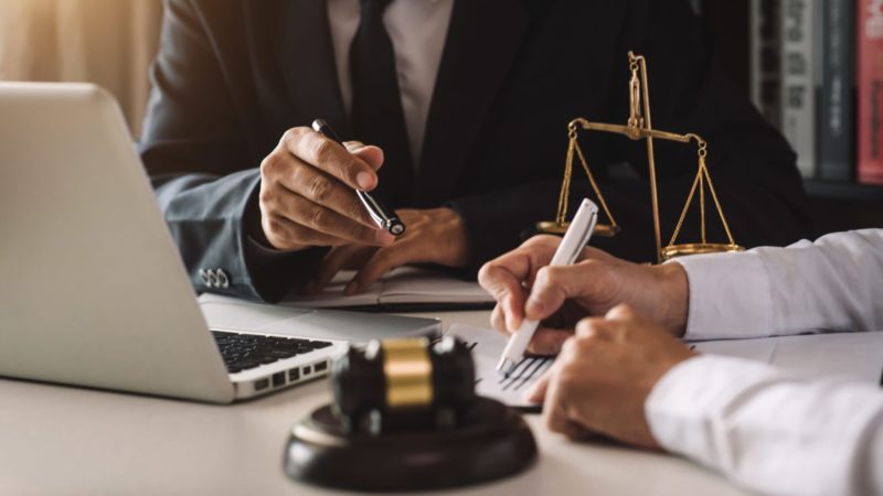 Юридические услуги: защита прав и поддержка бизнеса